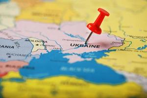 de plats av de destination på de Karta av ukraina är anges förbi en röd kartnål foto