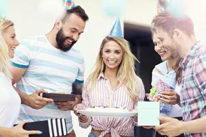 grupp av vänner har roligt på födelsedag fest foto