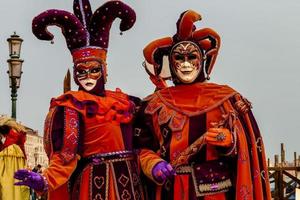 oidentifierad människor bär karneval masker på de Venedig karneval i Venedig, Italien, cirka februari 2022 foto