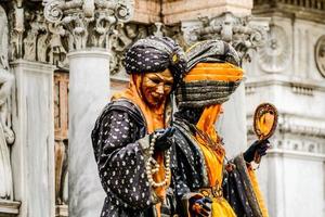 oidentifierad människor bär karneval masker på de Venedig karneval i Venedig, Italien, cirka februari 2022 foto