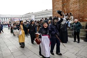 oidentifierad människor bär karneval masker på de Venedig karneval i Venedig, Italien, cirka februari 2022 foto