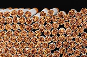 tobak industri begrepp med staplade cigaretter foto