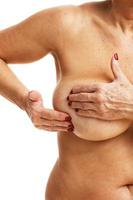 vuxen kvinna granskning bröst över vit bakgrund foto