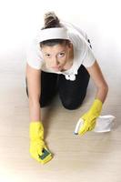 ung kvinna håller på med hushållsarbete foto