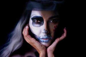 läskigt porträtt av kvinna i halloween gotisk smink foto