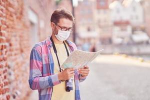 manlig turist i mask sightseeing gdansk polen foto