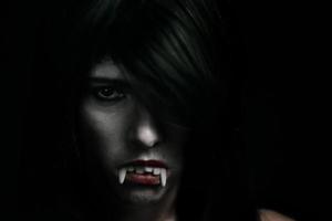 halloween vampyr skön kvinna över svart foto
