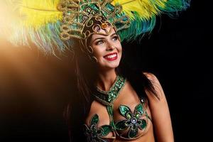 brasiliansk kvinna Framställ i samba kostym över svart bakgrund foto