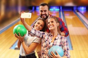 vänner spelar bowling foto