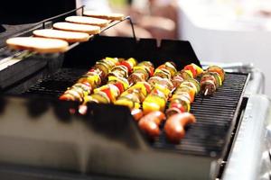 vänner har utegrill fest i bakgård foto