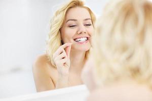 kvinna använder sig av dental flock foto