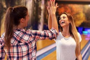 vänner spelar bowling foto