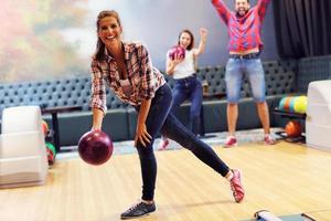 vänner spelar bowling foto