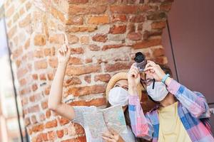 vuxen turister i masker sightseeing gdansk polen foto