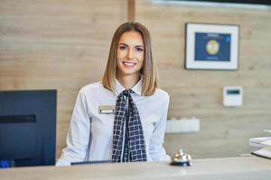 receptionist på hotell främre skrivbord foto