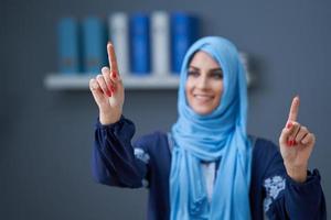 muslim kvinna studerande inlärning på Hem foto