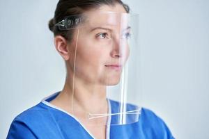 stänga upp porträtt av kvinna medicinsk läkare eller sjuksköterska bär ansikte skydda foto