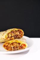 pastor mexikansk burrito med kött och varm sås foto