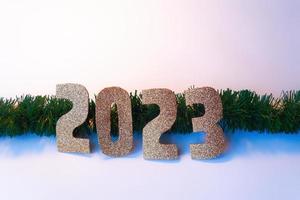 Lycklig ny år 2023. gyllene tal jul vit bakgrund foto