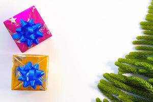 jul dekorationer med sfärer gåvor och tall nålar med Plats för text och skinande bakgrund foto
