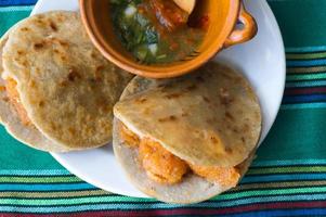 mexikansk gorditas de migajas med fläsk svålar och chile foto