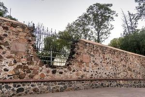 santiago de queretaro mexico november 09, 2022 vägg av kloster av de korsa med kanon skott foto