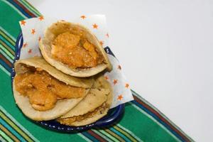 mexikansk gorditas de migajas med fläsk svålar och chile foto