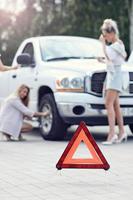 Söt kvinnor har problem med bil på de väg foto