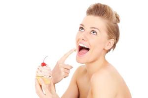 kvinna äter muffin foto