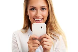 porträtt av skön ung företag kvinna använder sig av mobil telefon isolerat på vit bakgrund foto