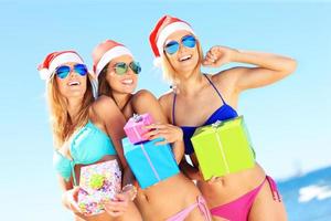grupp av flickor i jultomten hattar har roligt på de strand foto