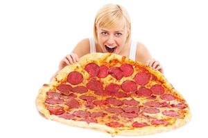 kvinna äter enorm pizza foto