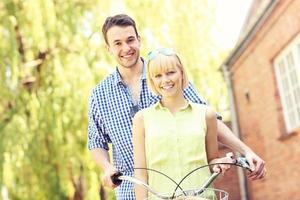 Lycklig par på en cykel foto