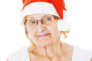 senior kvinna bär santa hatt över vit bakgrund foto