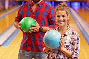 vänner spelar bowling foto