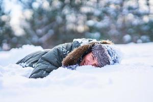 ung person har roligt på de snö foto