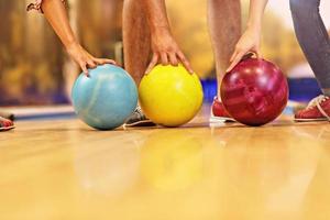 vänner spelar bowling foto