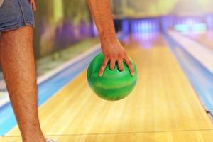 vänner spelar bowling foto