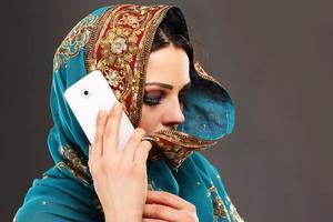 arabicum kvinna talande på smartphone foto