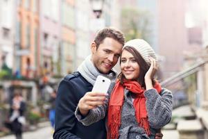 ung par tar selfie i de stad foto