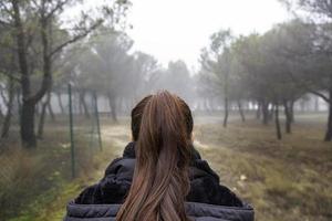 kvinna i skog med dimma foto