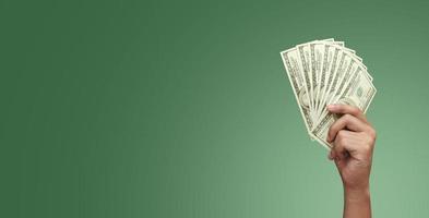 händer med pengar USA dollar sedlar Bank grön bakgrund foto