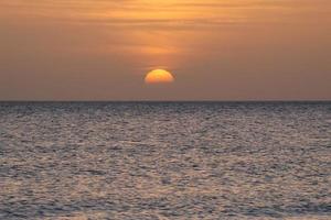 Sol miljö över de hav, solnedgång i höst på de strand av zahara de los atunes, cadiz, andalusien, Spanien foto