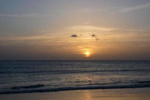 Sol miljö över de hav, solnedgång i höst på de strand av zahara de los atunes, cadiz, andalusien, Spanien foto