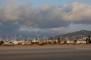 väderkvarnar för grön, icke-förorenande energi generatorer foto