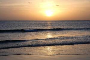 Sol miljö över de hav, solnedgång i höst på de strand av zahara de los atunes, cadiz, andalusien, Spanien foto