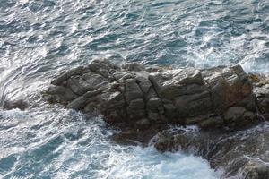 stenar och hav i de katalansk costa brava, medelhavs hav, blå hav foto