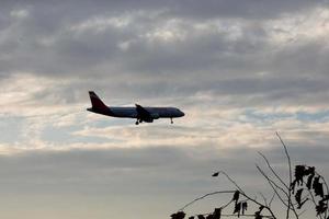 flygplan tar av från eller landning på ett flygplats foto