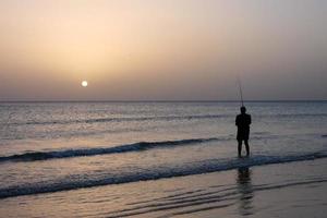 Sol miljö över de hav, solnedgång i höst på de strand av zahara de los atunes, cadiz, andalusien, Spanien foto