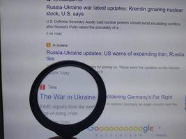 kiev, ukraina - december 10, 2022 Översikt av Nyheter handla om de krig i ukraina foto